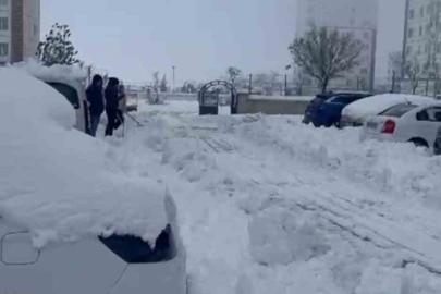 Diyarbakır’da kar esareti: Site sakinleri kiraladıkları kepçeyle yollarını açtı