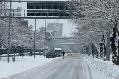 Diyarbakır’da kar yağışı etkisini sürdürüyor, uçak seferleri iptal edildi
