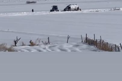 Diyarbakır’da kara saplanan ambulans, köylüler tarafından çıkartıldı