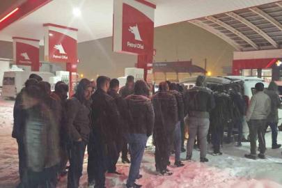 Diyarbakır’da karda mahsur kalanlara sıcak çorba desteği