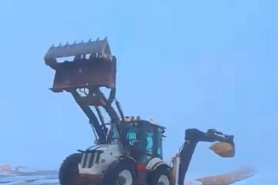 Diyarbakır’da kepçe operatörü iş makinasıyla drift attı