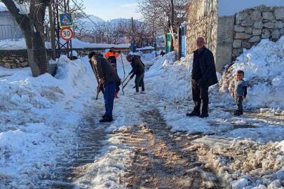 Diyarbakır’da vatandaşlar karla kapanan yolları kendi imkanları ile açtı