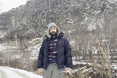 Donan baraj gölünün üzerine kilim serip oturdu