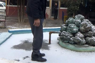 Donan süs havuzunda kimisi gezdi, kimisi ise buzu çekiçle kırmaya çalıştı