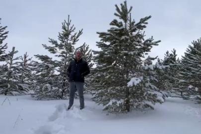 Dondurucu soğuğa aldırış etmeden akarsuya girdi