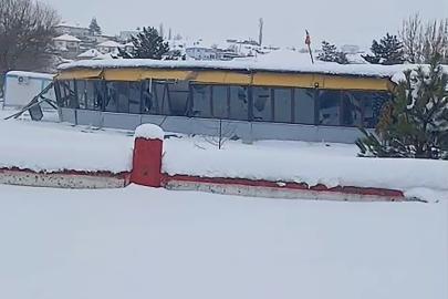 Düğün salonunun çatısı, yağan karın ağırlığına dayanamadı