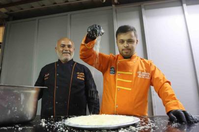 Dünyanın en iyi tatlısı seçilen ‘Antakya Künefesi’ down sendromlu Mehmet’in ellerinde tat buluyor