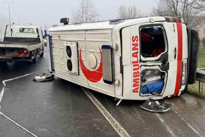 Düzce’de ambulans devrildi: 2 yaralı