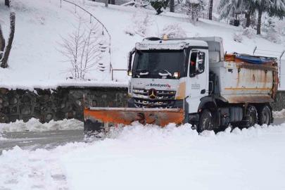 Düzce’de belediye ekipleri kar yağışıyla birlikte sahaya indi