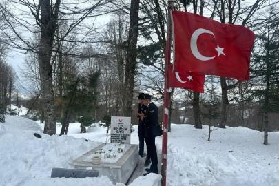 Düzce’de jandarma personeli şehitleri kabirleri başında andı