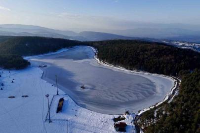 Düzce’de Topuk Yaylası Göleti buz tuttu