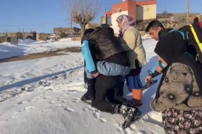 (Düzeltme) Mardin’de fedakar sağlık personeli: 84 yaşındaki hastayı sırtında taşıdı