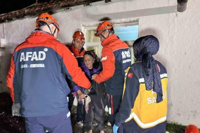 Edirne’de korku dolu dakikalar, çökme riski nedeniyle AFAD vatandaşları tahliye etti