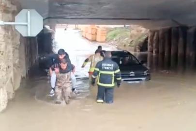 Edirne’de sağanak etkili oldu, yollar göle döndü: Köprü altında mahsur kalanlar kurtarıldı