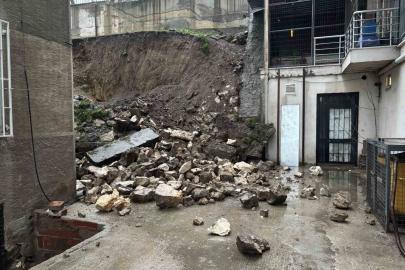 Edirne’de sağanak sonrası istinat duvarı çöktü: Balkonlar zarar gördü