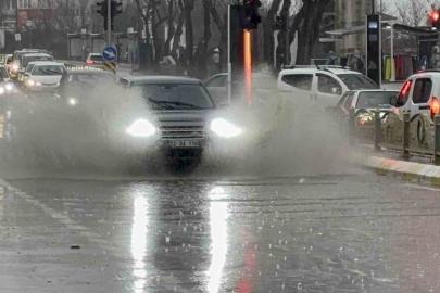 Edirne’de sağanak yağış: Cadde ve sokaklar göle döndü