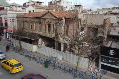 Edremit’in tarihi sembol binalarından biri kısmen çöktü