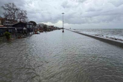 Edremit’te denizle kara birleşti, işletmeler sular altında kaldı