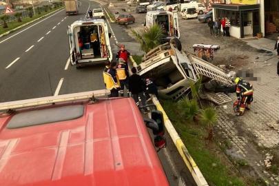 Edremit’te kamyonet bariyerlere girdi: 2 ölü, 1 yaralı