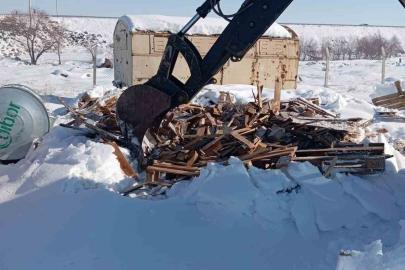 Eğil Belediyesi ekipleri okul için odun ve palet kırdı