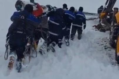Ekipler enerji için seferber oldu: Ekipler direkleri sırtında taşıdı