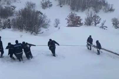 Ekipler enerji için seferber oldu: Kar içerisinde zorlu mücadele