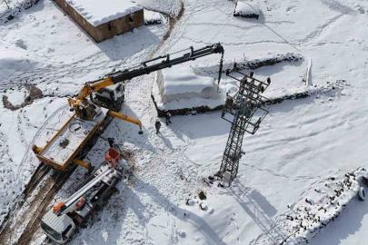 Ekipler zorlu hava şartlarında enerji hatlarını onarıyor