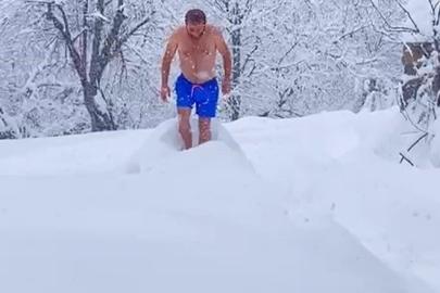 Eksi 10 dereceyi aldırmadan şortuyla karda yüzdü
