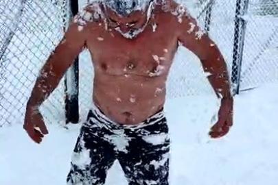 Eksi 15 derecede kar banyosu yaptı