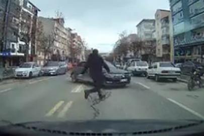 El frenini çekilmeyen araç hareket etti, başka bir sürücü koşarak el frenini çekti