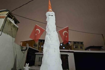 Elazığ’da dev kardan adam görenleri hayrete düşürdü