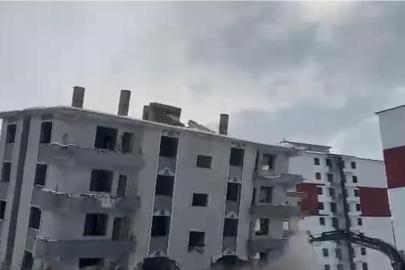 Elazığ’da hasarlı bina iş makinesiyle yıkıldı