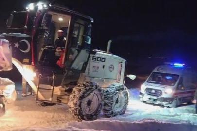 Elazığ’da hastaya giderken karda mahsur kalan ambulans kurtarıldı