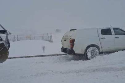 Elazığ’da karda mahsur kalan araçlar kurtarıldı