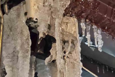 Elazığ’da metrelerce buz sarkıtı oluştu