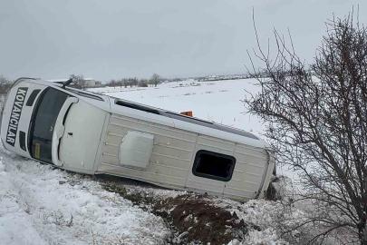 Elazığ’da minibüs şarampole devrildi: 9 yaralı