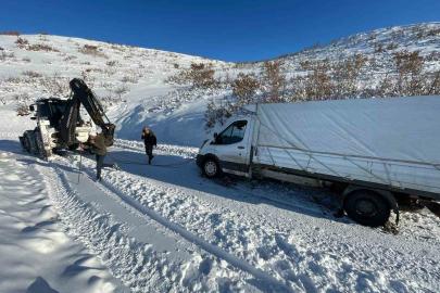 Elazığ’da şarampole düşen pikap kurtarıldı