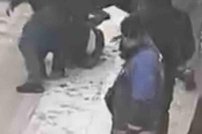 Elazığ’da sokak ortasında tekme tokat kavga: O anlar kamerada