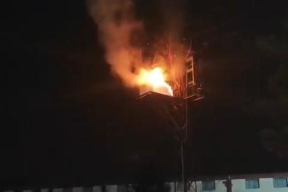Elektrik direğindeki pano alev alev yandı