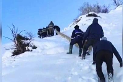 Elektrik şirketi ekipleri, kar yağışının 1 metreyi aştığı bölgede çalışmalarını sürdürüyor