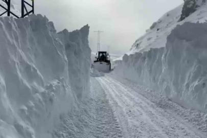 Eleşkirt’te çığ düşen Hayrangöl Köyü yolu ulaşıma açıldı