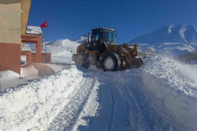 Eleşkirt’te çığ engeli kaldırıldı, 55 köy yolu ulaşıma açıldı