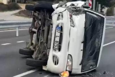 Emniyet şeridindeki araca çarptı: 2 yaralı