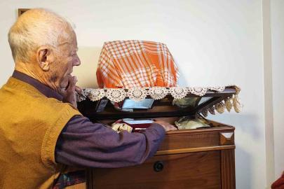 Engelli adamın eşi ölünce gizli bölmeye kaldırdığı 1 kilo altını çalındı iddiası