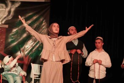 Engelli Bireyler Sahnede Usta Sanatçılara Taş Çıkarttı