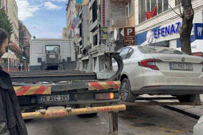 Engelli ve otobüsler için ayrılan alanlara park edilen araçlar çekilip ceza yazıldı