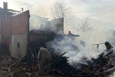 Erbaa’da ahırda çıkan yangın eve sıçradı