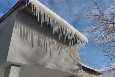 Erciş’te buz sarkıtları tehlike saçıyor