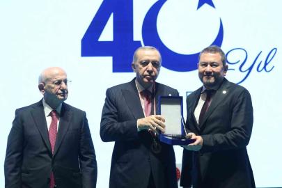Erdoğan’dan İzmirli iş adamı Nazım Torbaoğlu’na anlamlı plaket