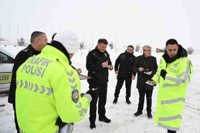 Erzincan Emniyet Müdürü Baybaba’dan kar mesaisindeki personele ziyaret